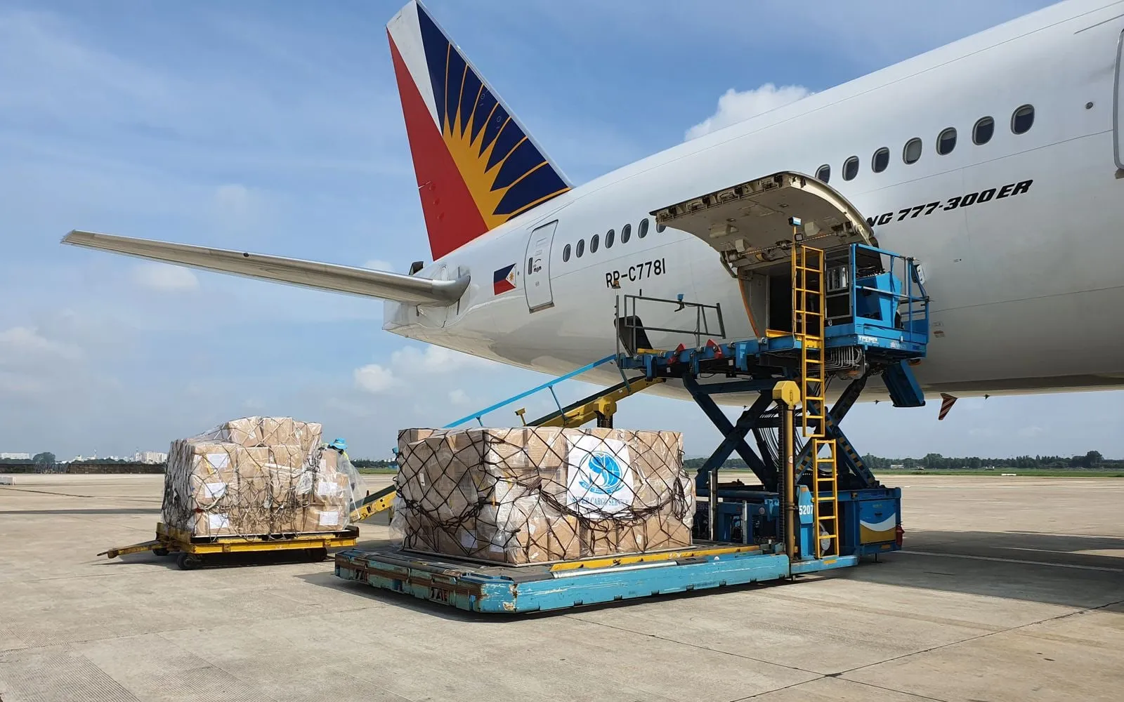 Pallet hàng hóa được nâng lên khoang chứa của máy bay chở hàng