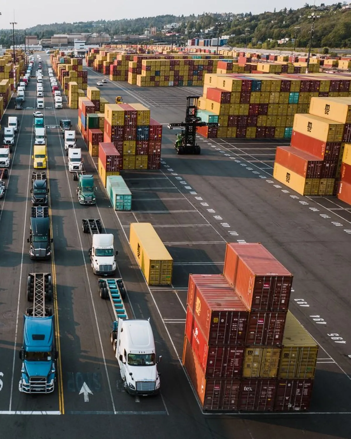 Bãi container tại cảng, hàng dài xe đầu kéo chờ lấy hàng nhìn từ trên cao